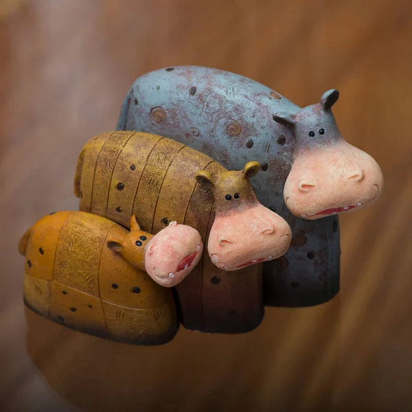 Le collectionneur et ses hippopotames dans une collection privée — Photo