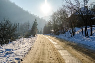 kırsal bir güneşli kış günü yolda
