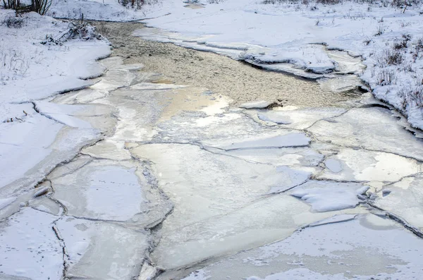 Rio que flui em um frio dia ensolarado de inverno — Fotografia de Stock