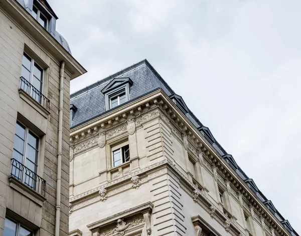 Vista cercana de edificios genéricos en París Fotos De Stock Sin Royalties Gratis