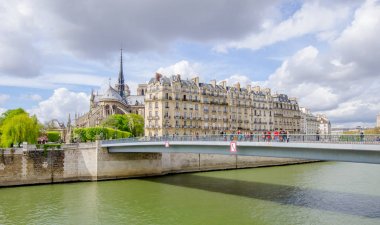 Seine rive ve Notre Dame Katedrali