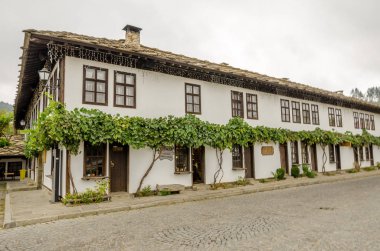 tryavna, Bulgaristan - 26 Eylül 2017: Yağmurlu bir günde bu güzel Bulgar miras kasabasında inşa