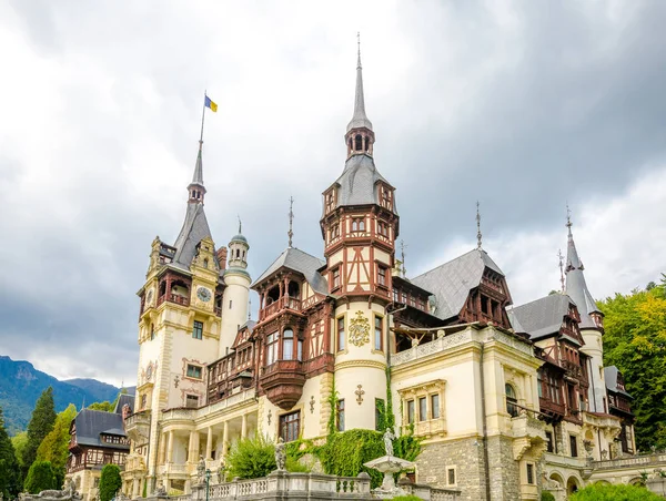 罗马尼亚喀尔巴阡山脉中的佩勒斯城堡是为罗马尼亚王室建造的 — 图库照片