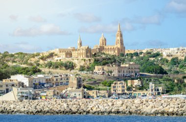 Malta 'daki Gozo Adası' ndaki Mgarr Limanı. Şehrin manzarası ve Loreto Kilisesi 'nin Leydisi.