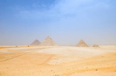 Mısır 'daki Giza Piramitleri uzaktan geniş bir görüş açısına sahiptir.