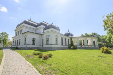 Romanya 'nın Transilvanya bölgesindeki Cluj-Napoca Central Park' taki tarihi barok kumarhanesinin arka cephesi anlatılamayan müzik festivali düzenleniyor