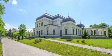 Romanya 'nın Transilvanya bölgesindeki Cluj-Napoca Central Park' taki tarihi barok kumarhanesinin arka cephesi anlatılamayan müzik festivali düzenleniyor