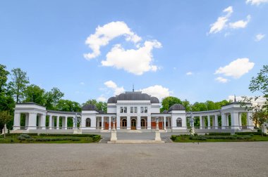 central park, Kaloşvar içinde Romanya bina eski Barok Casino heybetli ve ciddi görüntü