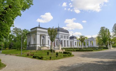 Romanya 'nın Transilvanya bölgesindeki Cluj Napoca Central Park' taki Casino Kültür ve Sanat Merkezi 19. yüzyılda seçkin bir sosis stili inşa etti.