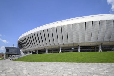 Romanya 'nın Transilvanya bölgesinin Cluj-Napoca kentindeki Cluj-Napoca kentindeki modern minimalist ve fütürist organik bloklar, Cluj Arena adlı stadyumu şekillendirdi.