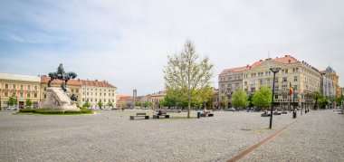 Cluj-Napoca, Romanya - 15 Mayıs 2020: Romanya 'nın Transilvanya bölgesindeki Cluj-Napoca kentindeki Unirii veya Birlik Meydanı' nda sıcak bir günde güzel tarihi yapılar ve yayalar bulunuyor