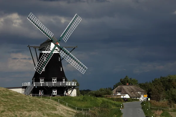 O moinho de vento Hstorische de Pellworm na Alemanha — Fotografia de Stock