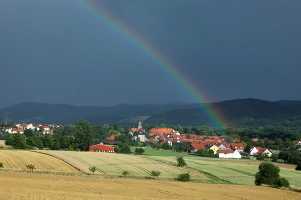 夏の雷雨の後の虹と Herleshausen 村 — ストック写真