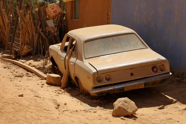 Kırık bir eski araba — Stok fotoğraf