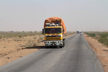 Kamyonlara Sudan'daki Sahara geçiş