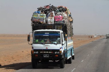 Kamyonlara Sudan'daki Sahara geçiş