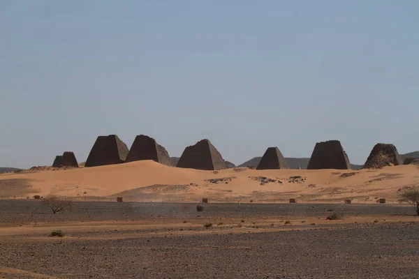 De piramiden van Meroe in de Sahara van Soedan — Stockfoto