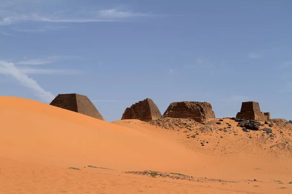 De piramiden van Meroe in de Sahara van Soedan — Stockfoto