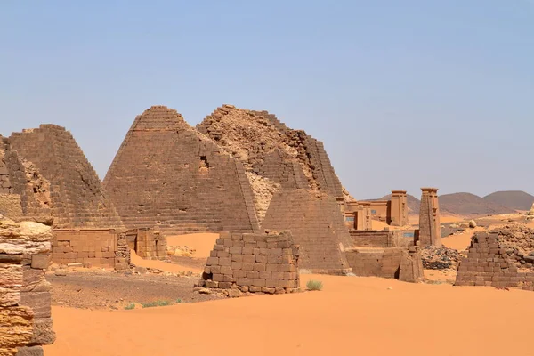 Pyramiderna i Meroe i Sudans Sahara — Stockfoto