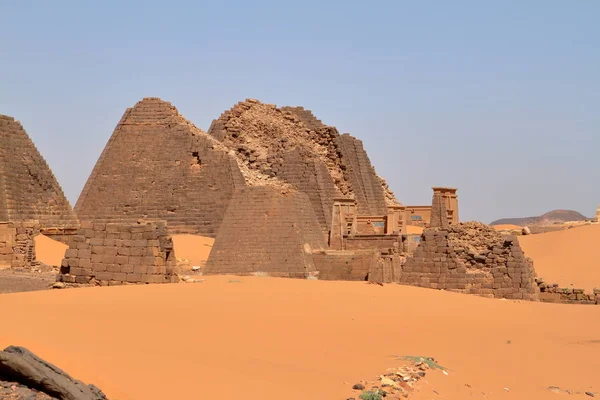 Pyramiderna i Meroe i Sudans Sahara — Stockfoto