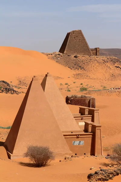 Las pirámides de Meroe en el Sahara de Sudán —  Fotos de Stock