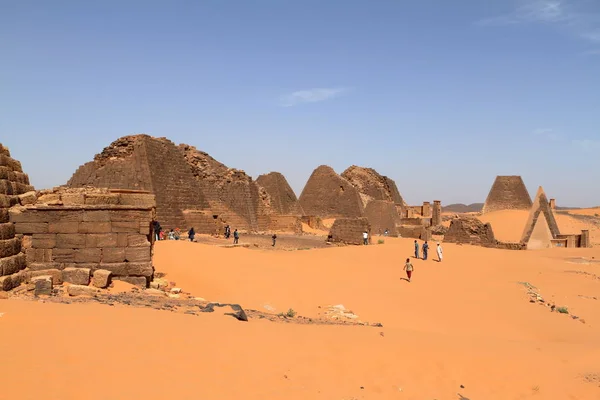 The pyramids of Meroe in the Sahara of Sudan — Stock Photo, Image