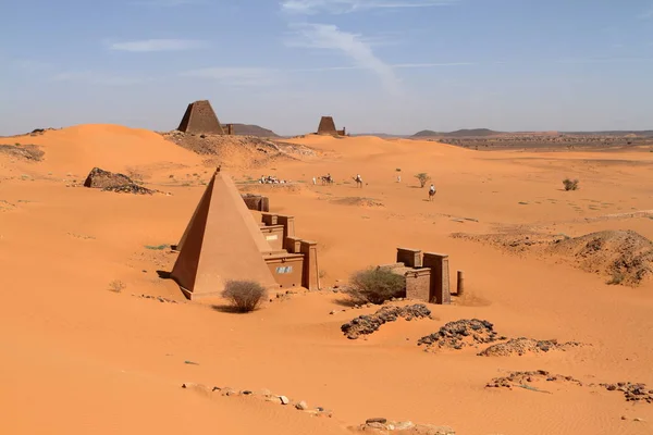 Las pirámides de Meroe en el Sahara de Sudán — Foto de Stock