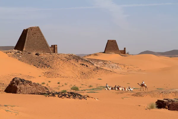 Pyramidy v Meroe v Súdánu Sahara — Stock fotografie