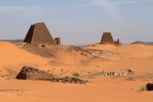 Las pirámides de Meroe en el Sahara de Sudán —  Fotos de Stock