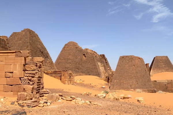 A Meroé Szudánban Szahara piramisok — Stock Fotó