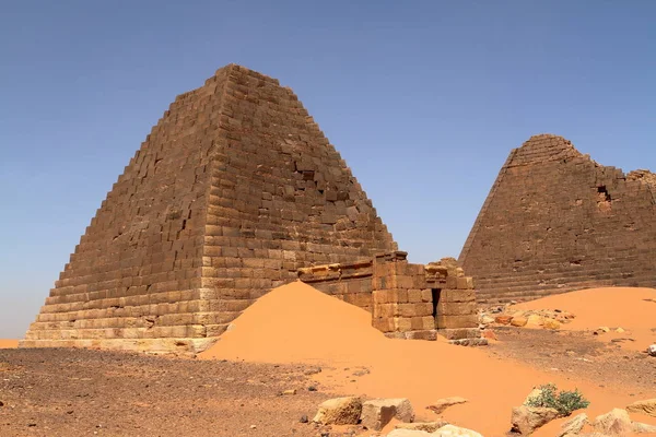 The pyramids of Meroe in the Sahara of Sudan — Stock Photo, Image