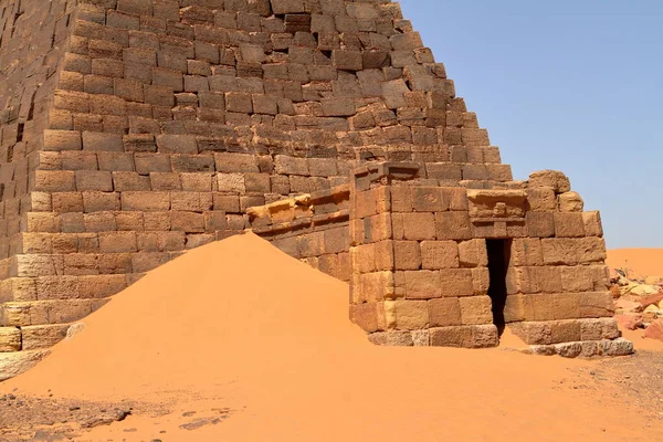 The pyramids of Meroe in the Sahara of Sudan — Stock Photo, Image