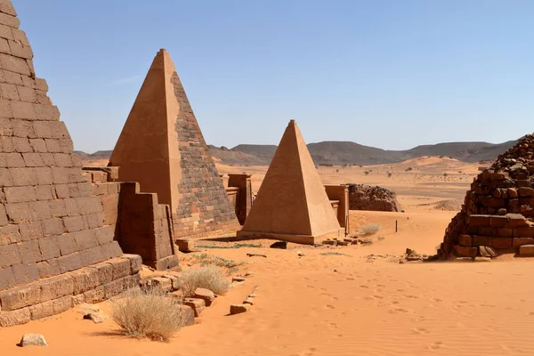 Pyramiderna i Meroe i Sudans Sahara — Stockfoto