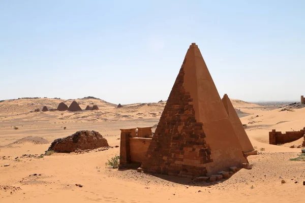 Piramidy w Meroe w Sahara w Sudanie — Zdjęcie stockowe