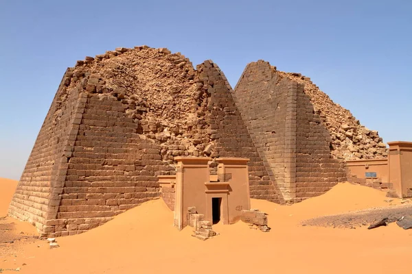 수단 사하라에에서 Meroe의 피라미드 — 스톡 사진