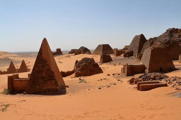 The pyramids of Meroe in the Sahara of Sudan — Stock Photo, Image