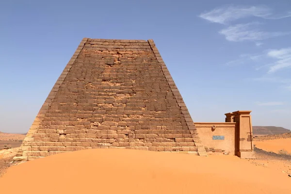 Die Pyramiden von Meroe in der Sahara von Sudan — Stockfoto
