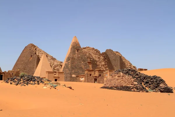 As pirâmides de Meroe no Saara do Sudão — Fotografia de Stock