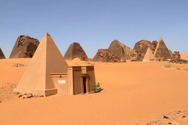 麦罗埃在苏丹撒哈拉沙漠的金字塔 — 图库照片