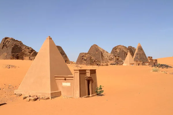 麦罗埃在苏丹撒哈拉沙漠的金字塔 — 图库照片