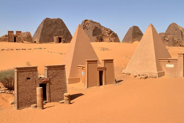 Les pyramides de Méroé au Sahara du Soudan — Photo