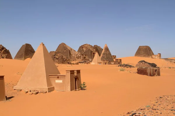 Piramidy w Meroe w Sahara w Sudanie — Zdjęcie stockowe