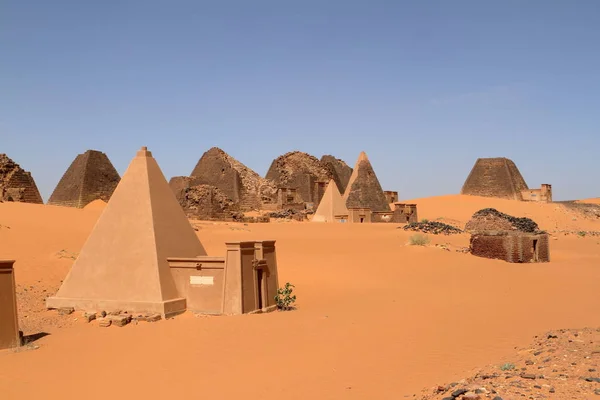 As pirâmides de Meroe no Saara do Sudão — Fotografia de Stock