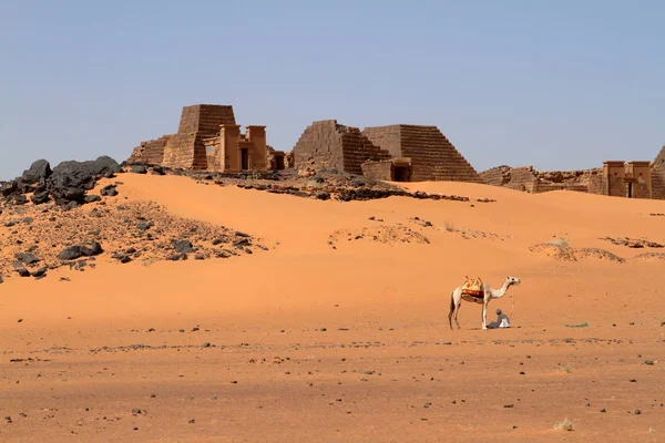 As pirâmides de Meroe no Saara do Sudão — Fotografia de Stock