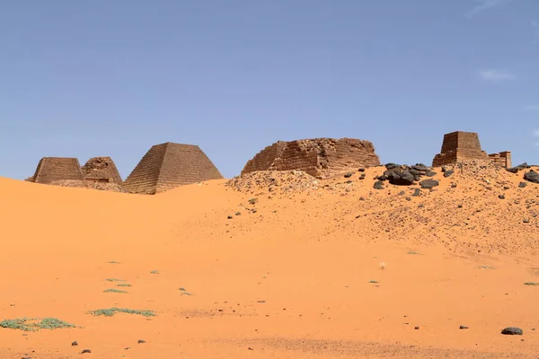 Die Pyramiden von Meroe in der Sahara von Sudan — Stockfoto