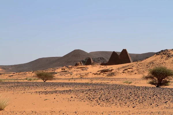 Pyramiderna i Meroe i Sudans Sahara — Stockfoto