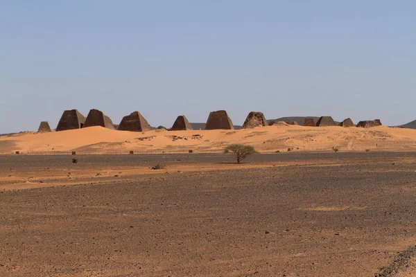 Pyramidy v Meroe v Súdánu Sahara — Stock fotografie