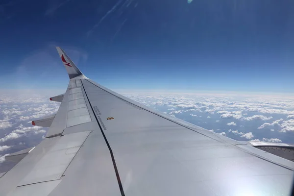 Repülőgép támogatja a felület felett a felhők — Stock Fotó
