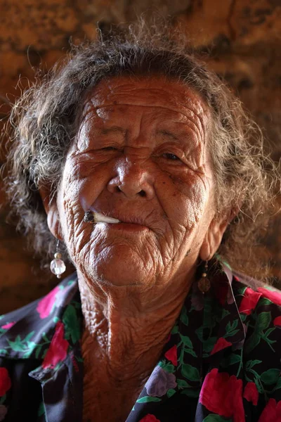 Oude vrouw uit Brazilië — Stockfoto