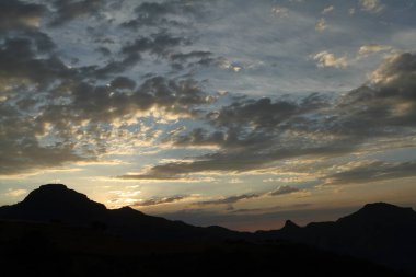 Etiyopya 'nın asimile dağlarında gün batımı